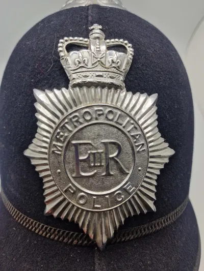 Original Engelsk bobby hjelm fra Metropolitan police ( London )