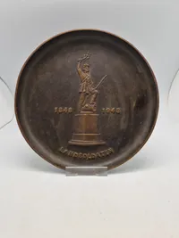 Stor bronze plakette med landsoldaten 1848-1948