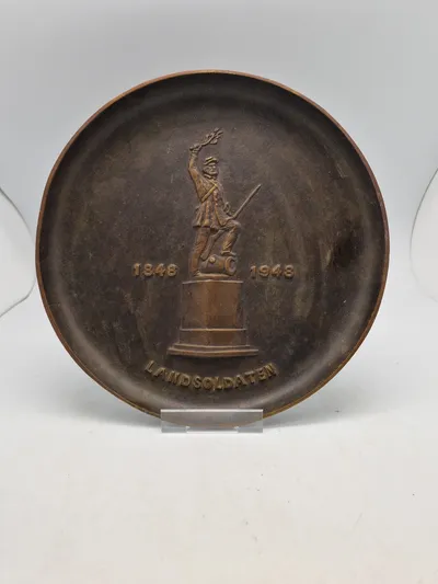 Stor bronze plakette med landsoldaten 1848-1948