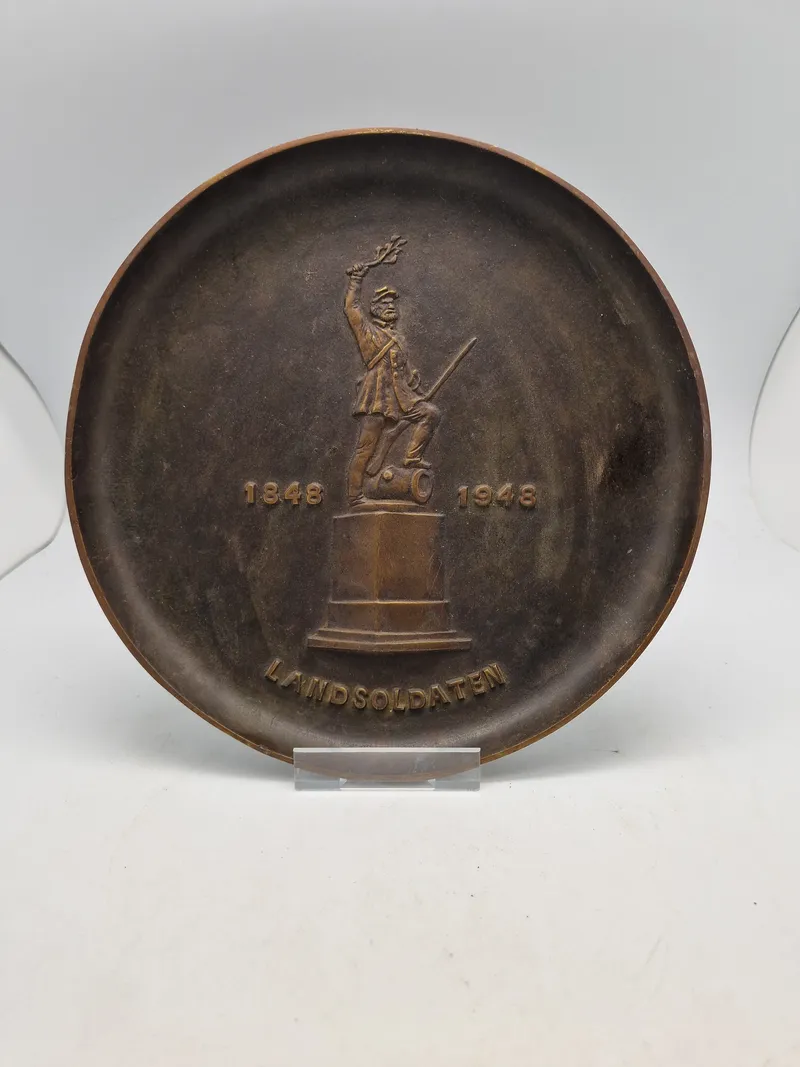Stor bronze plakette med landsoldaten 1848-1948