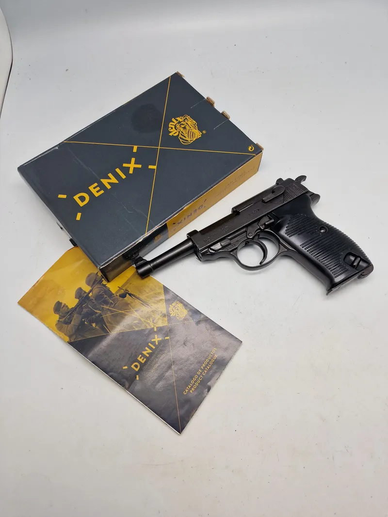 Veludført Denix Walther P38 med æske