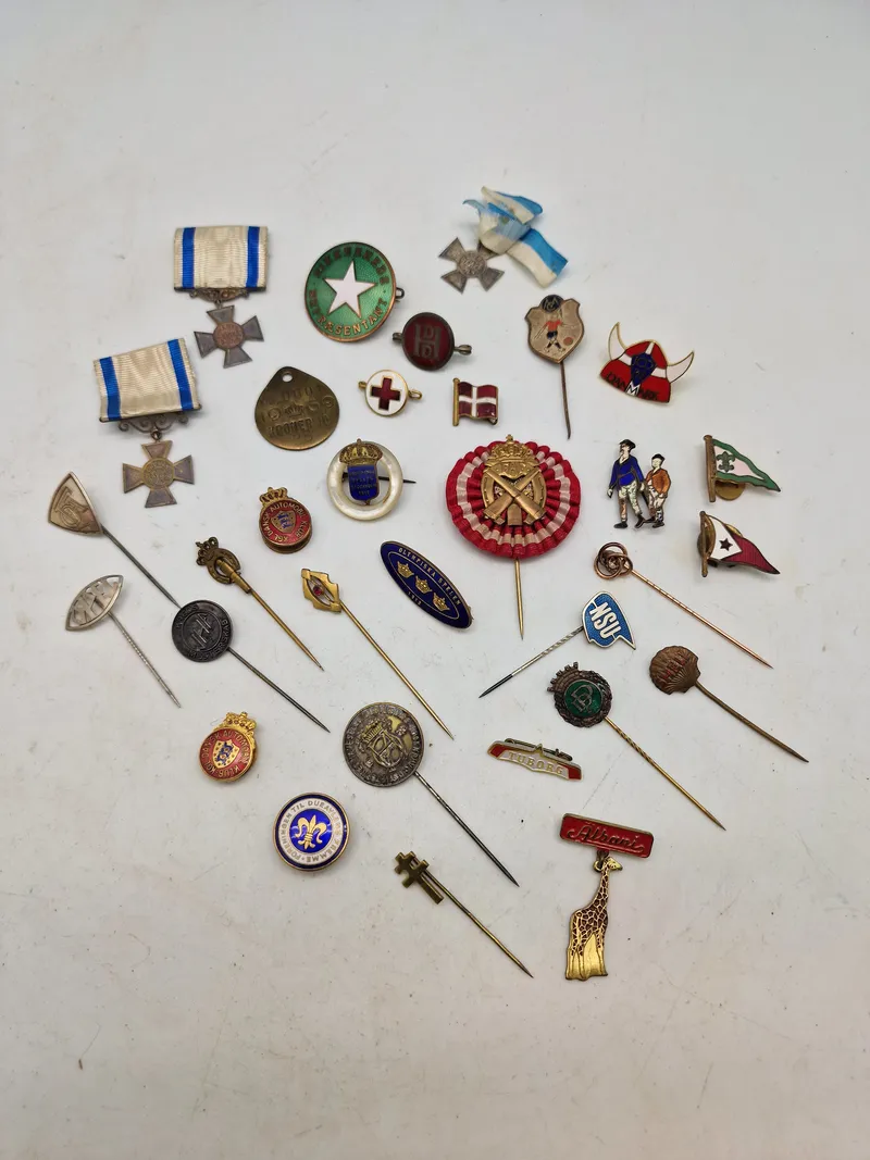 Samling diverse pins mm.
