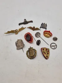 Samling diverse pins mm.