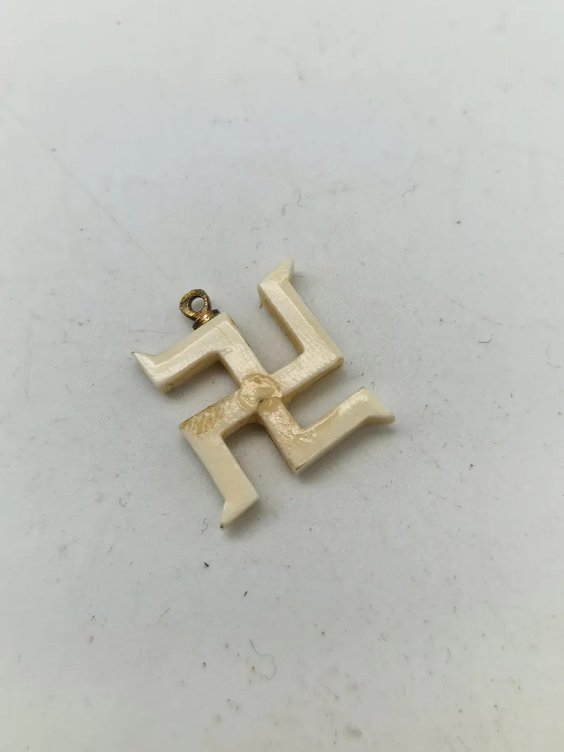 Originalt sympatisør kors fra ww2 skåret ud i ben