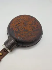 Original feltflaske model 1873 - mundblæst på Holmegaard fodfolk