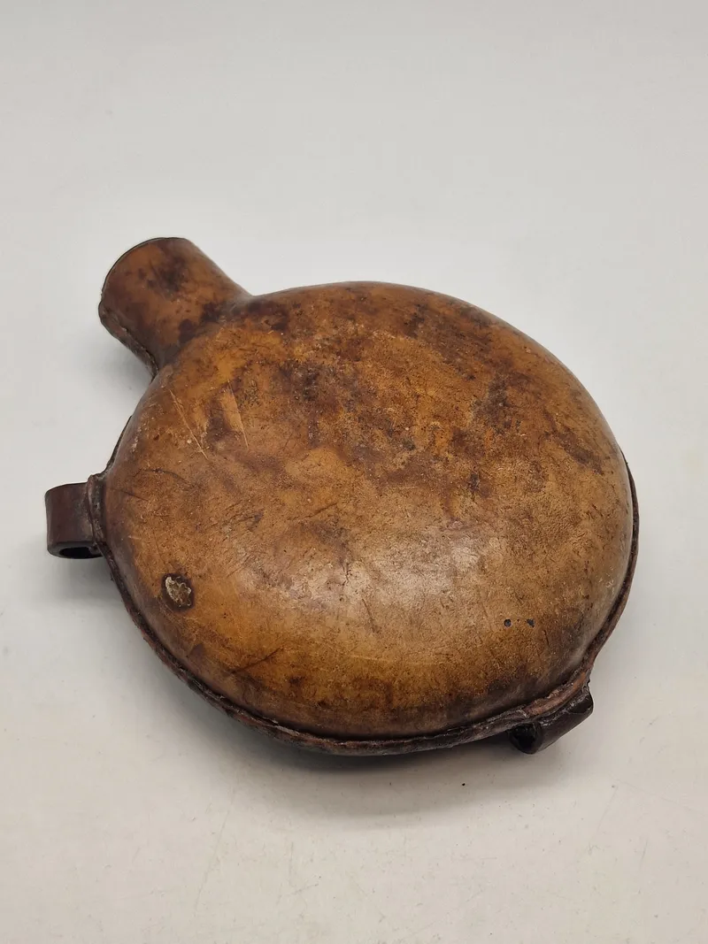 Original feltflaske model 1873 - mundblæst på Holmegaard, rytteri