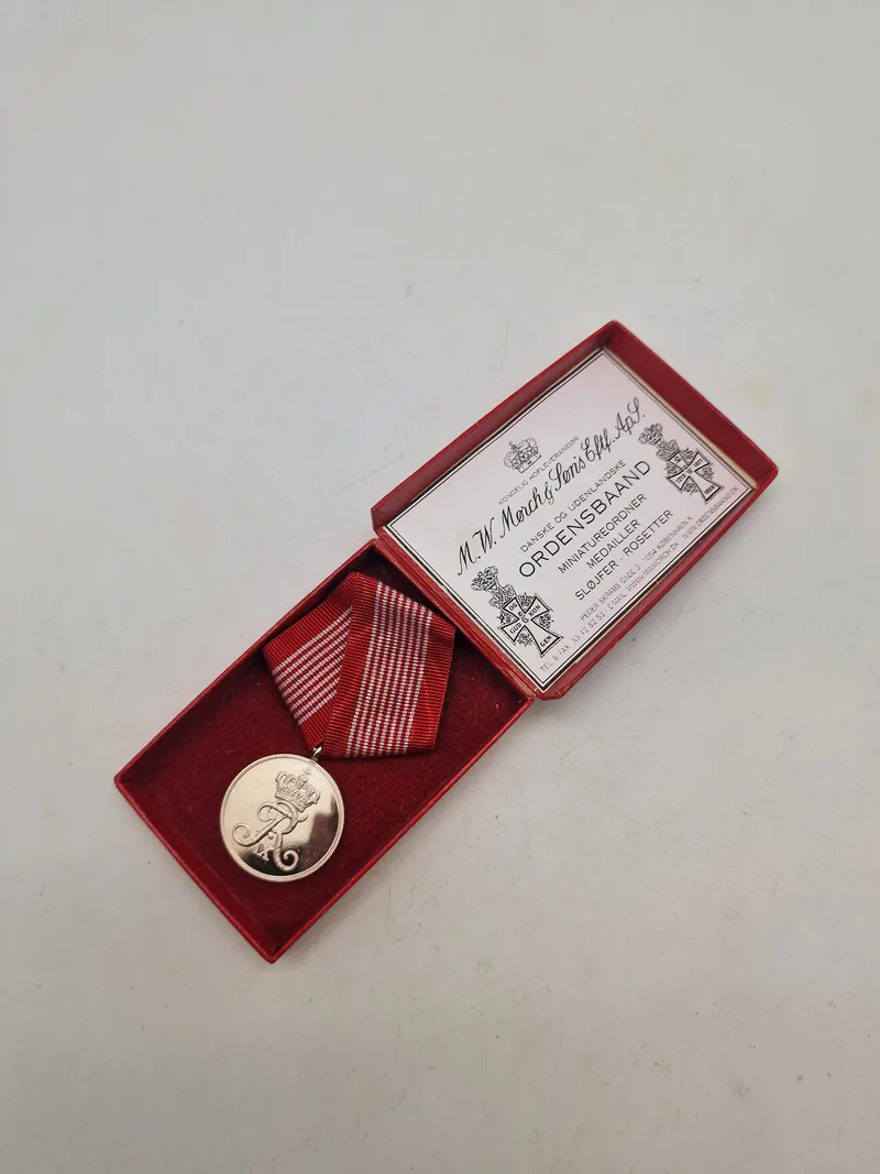 Original HJV fortjenstmedalje af sterlingsølv med æske