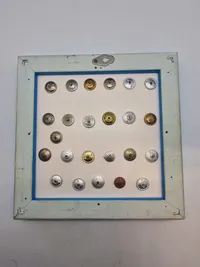 Samling originale USSR badges opsat i ramme