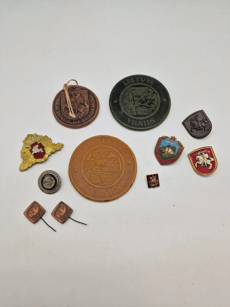 Samling diverse badges og pins Litauen og Letland
