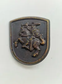 Samling diverse badges og pins Litauen og Letland