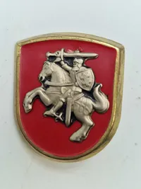 Samling diverse badges og pins Litauen og Letland