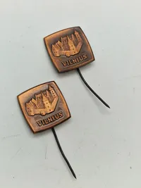 Samling diverse badges og pins Litauen og Letland