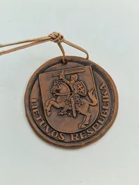 Samling diverse badges og pins Litauen og Letland