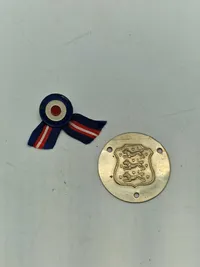 Originalt skjold fra modstandsbevægelsen samt pin