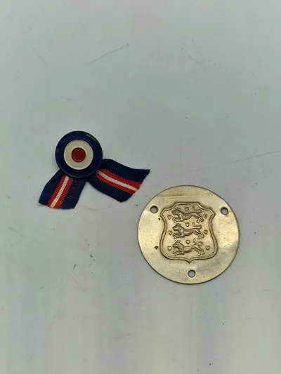 Originalt skjold fra modstandsbevægelsen samt pin