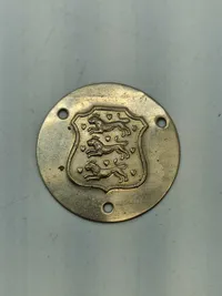 Originalt skjold fra modstandsbevægelsen samt pin
