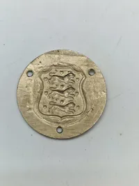 Originalt skjold fra modstandsbevægelsen samt pin