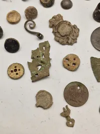 Samling jordfund - knapper, fingerbøl mm.