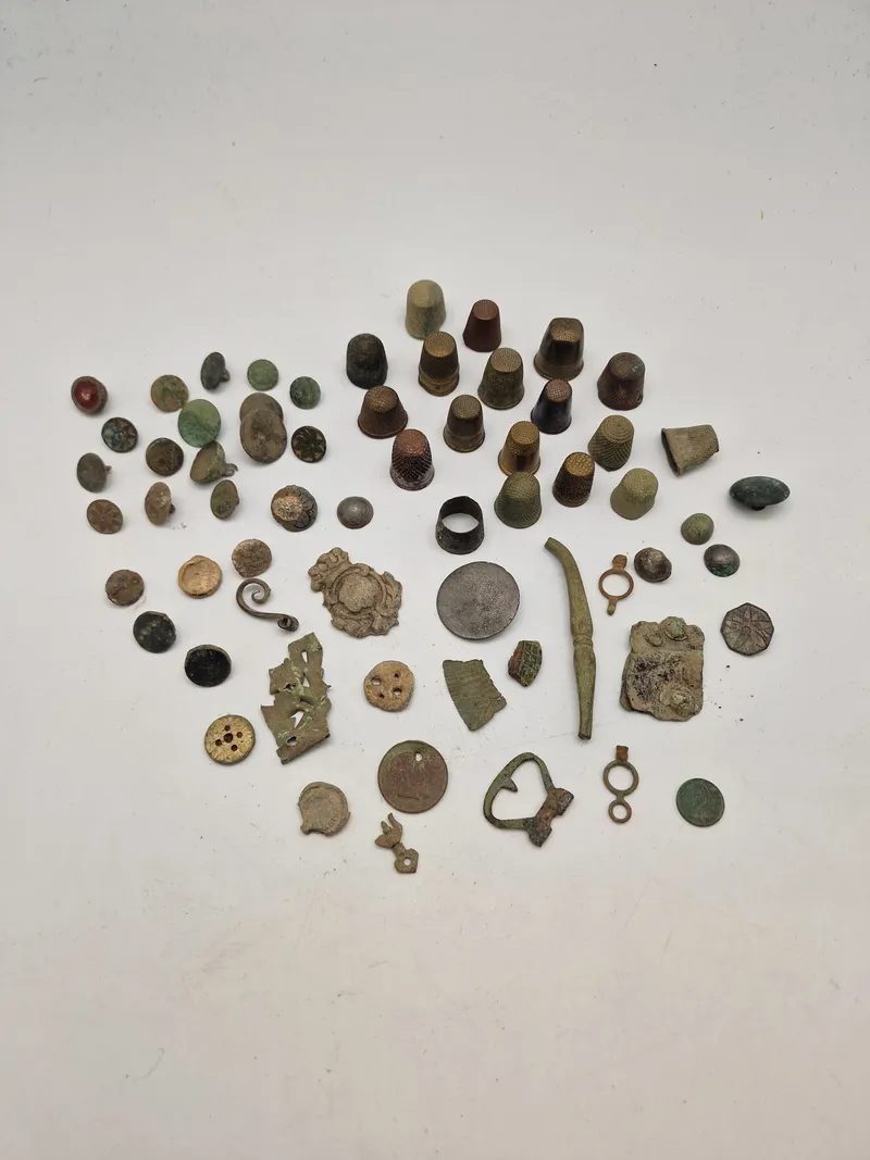 Samling jordfund - knapper, fingerbøl mm.