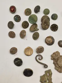 Samling jordfund - knapper, fingerbøl mm.