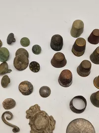 Samling jordfund - knapper, fingerbøl mm.