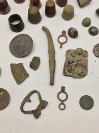 Samling jordfund - knapper, fingerbøl mm.