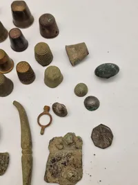 Samling jordfund - knapper, fingerbøl mm.