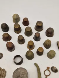Samling jordfund - knapper, fingerbøl mm.