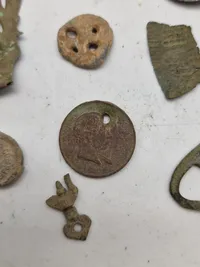 Samling jordfund - knapper, fingerbøl mm.