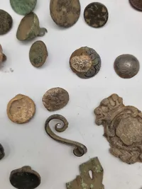 Samling jordfund - knapper, fingerbøl mm.