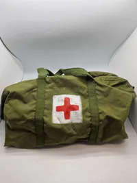 Dansk militær taske med førstehjælps logo