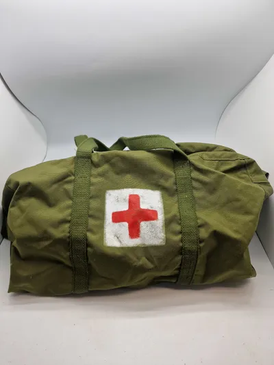 Dansk militær taske med førstehjælps logo