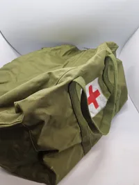 Dansk militær taske med førstehjælps logo