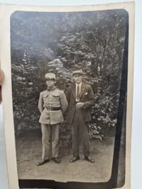 To stk postkort med soldater med model 1910 udrustning