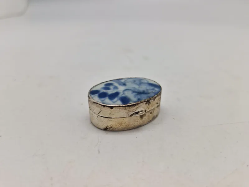 Pilleæske med porcelæns indlæg - sterlingsølv