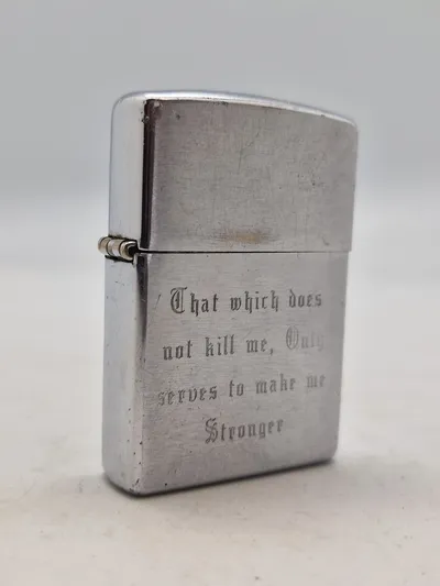 Zippo lighter med symbolsk tekst