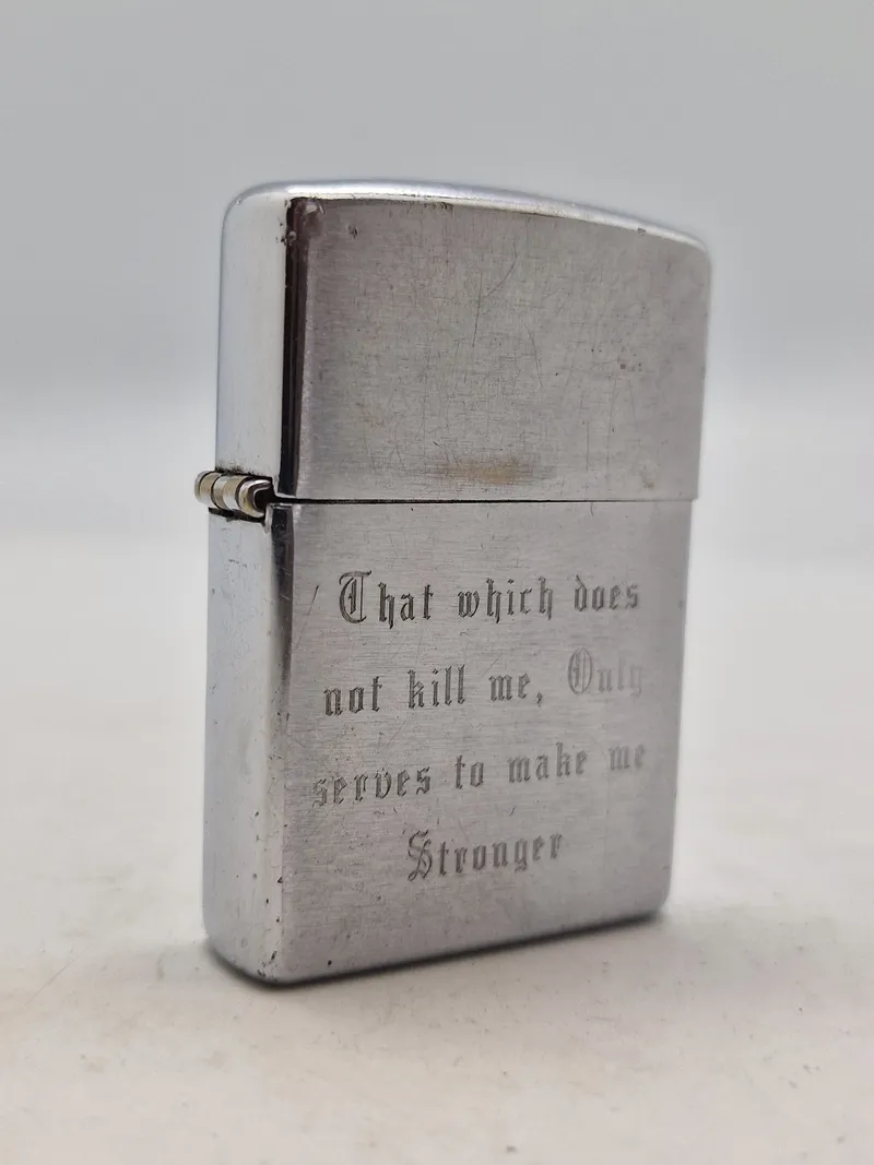 Zippo lighter med symbolsk tekst