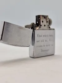 Zippo lighter med symbolsk tekst