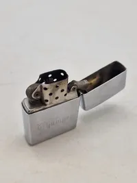 Zippo lighter med symbolsk tekst