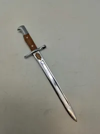 Miniature bajonet papirkniv til minde om soldater tiden