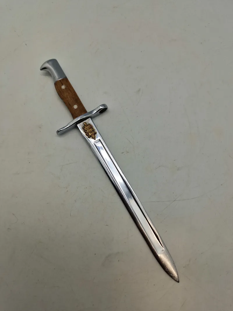 Miniature bajonet papirkniv til minde om soldater tiden