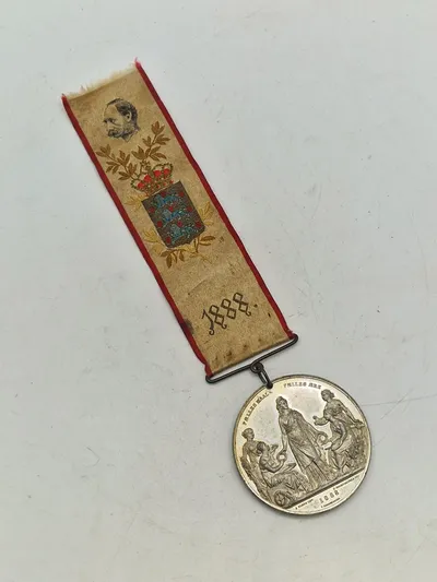 Dansk medalje med bånd