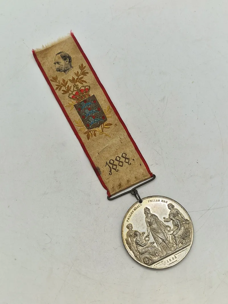 Dansk medalje med bånd