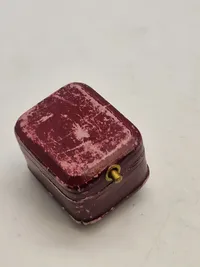 Ring i æske,  guld ?