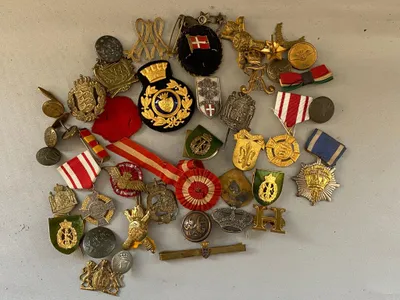 Lot diverse pins og medaljer