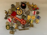 Lot diverse pins og medaljer