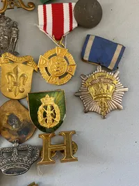 Lot diverse pins og medaljer