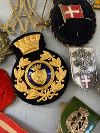 Lot diverse pins og medaljer