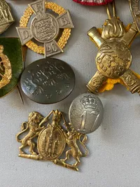 Lot diverse pins og medaljer