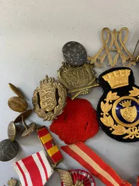 Lot diverse pins og medaljer